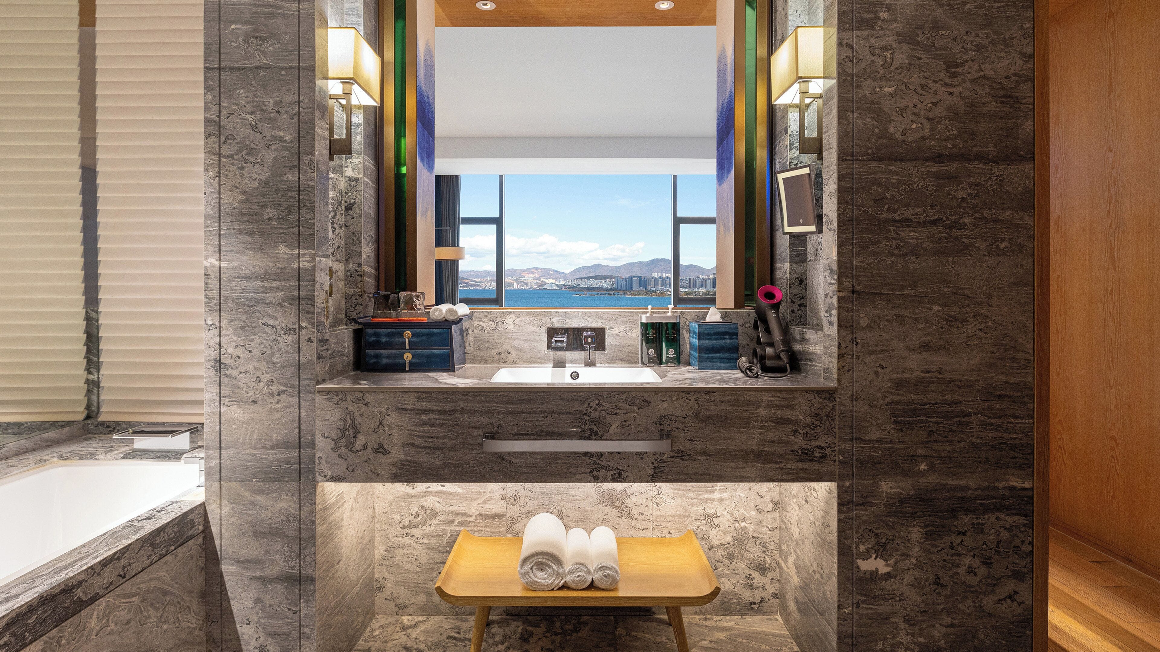 ห้องสแตนดาร์ด, เตียงคิงไซส์ 1 เตียง, วิวทะเลสาบ (140 Degree Lake View High Floor) | ผ้านวมขนเป็ด, มินิบาร์, ตู้นิรภัยในห้องพัก