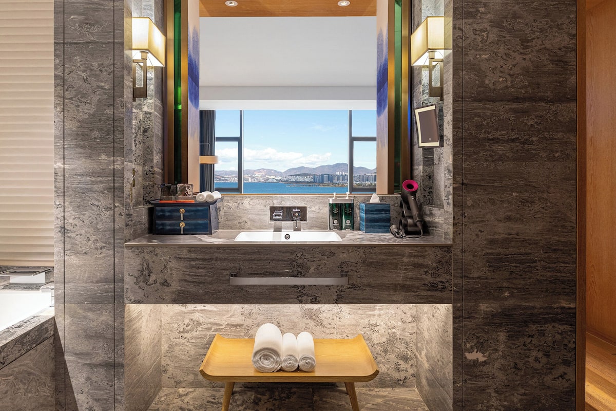 ห้องสแตนดาร์ด, เตียงคิงไซส์ 1 เตียง, วิวทะเลสาบ (140 Degree Lake View High Floor) | ผ้านวมขนเป็ด, มินิบาร์, ตู้นิรภัยใน ห้องพัก, โต๊ะทำงาน