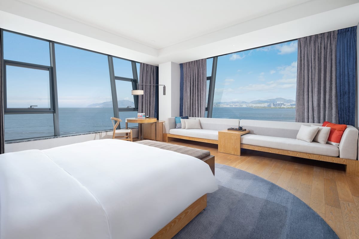 Habitación estándar, 1 cama King size (270 Degree Erhai View Cangshan View) | 1 habitación, edredón, minibar y caja de seguridad en la habitación