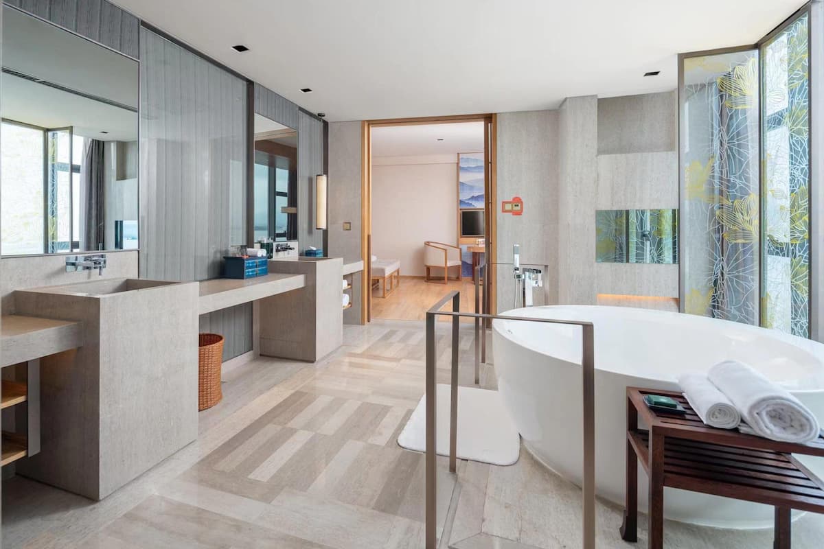 Habitación de lujo, 1 cama King size (180 Degree Erhai View Luxury Bath) | 1 habitación, edredón, minibar y caja de seguridad en la habitación