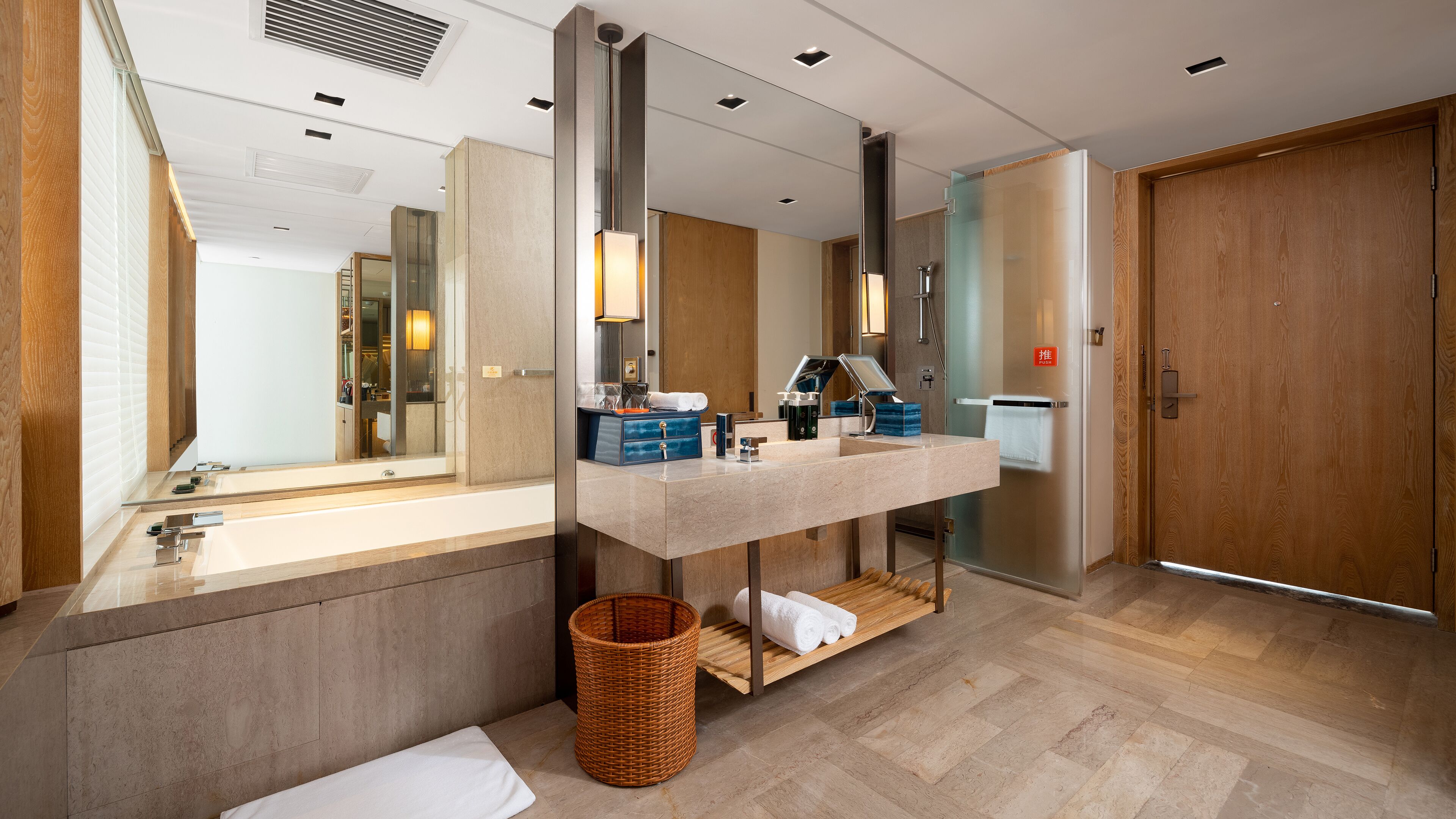 Un baño moderno con un espejo grande, un lavabo y una zona de ducha.