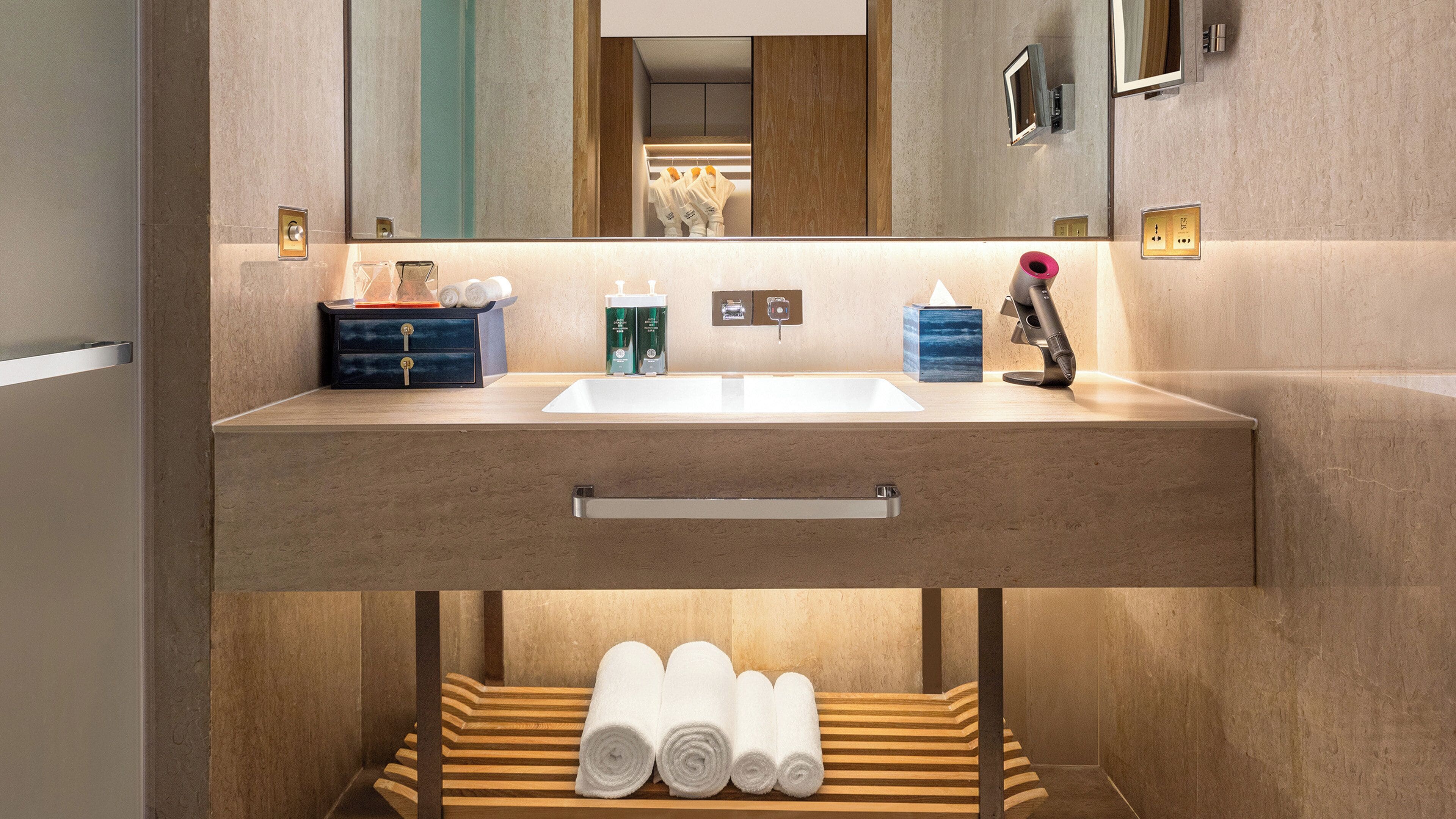 Habitación estándar, 2 camas matrimoniales (180 Degree Erhai View) | Edredón, minibar y caja de seguridad en la habitación 
