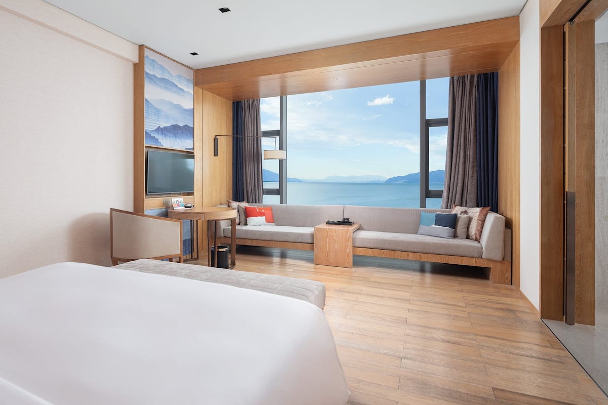 ห้องลักซ์ชัวรี่, เตียงคิงไซส์ 1 เตียง (180 Degree Erhai View Luxury Bath) | ผ้านวมขนเป็ด, มินิบาร์, ตู้นิรภัยในห้องพัก, โต๊ะทำงาน