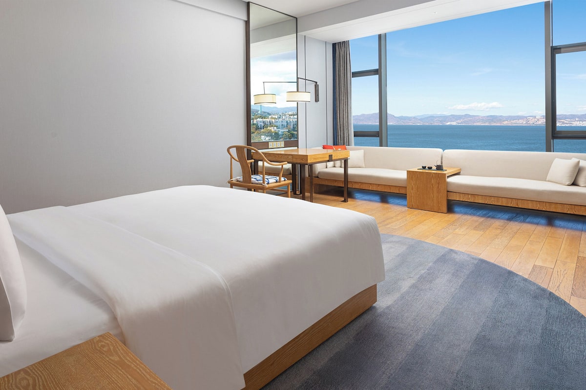 Habitación estándar, 1 cama King size, vista al lago (140 Degree Lake View High Floor) | 1 habitación, edredón, minibar y caja de seguridad en la habitación