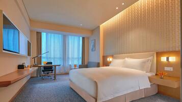 Caja de seguridad en la habitación, escritorio y cortinas blackout