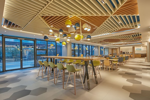 Buffet déjeuner gratuit tous les jours