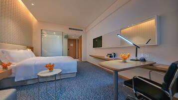 Caja de seguridad en la habitación, escritorio y cortinas blackout