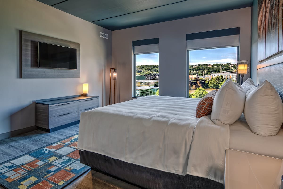 Roupas de cama premium, escrivaninha, espaço de trabalho para notebook