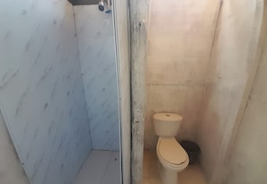 Dusche, HandtĂŒcher, Toilettenpapier