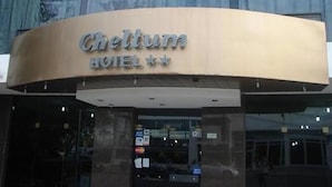 The exterior of the Cheltum Hotel with a curved sign above the entrance. - Cheltum Hotel (Trelew)