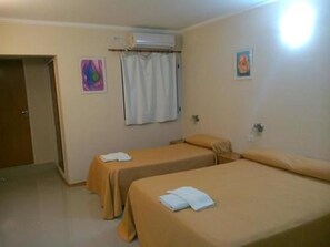 Coffres-forts dans les chambres, bureau, draps fournis