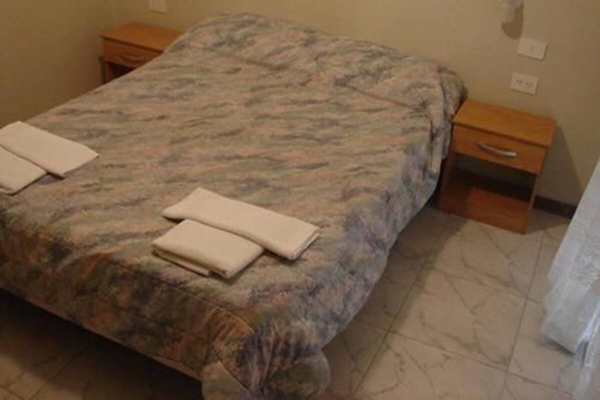 Caja fuerte, escritorio, ropa de cama