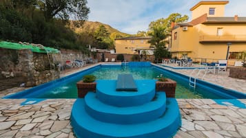 Una piscina al aire libre de temporada