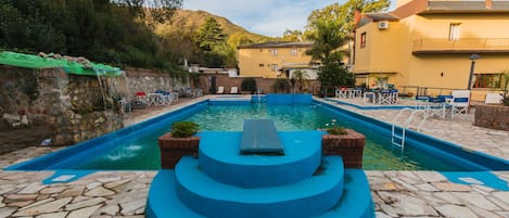 Una piscina al aire libre de temporada