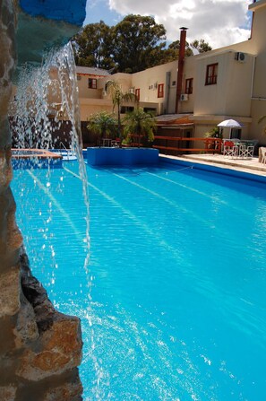 Piscine extérieure (ouverte en saison)