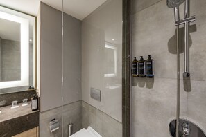 Bruser, miljøvenlige toiletartikler, hårtørrer, hjemmesko