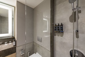 Bruser, miljøvenlige toiletartikler, hårtørrer, hjemmesko