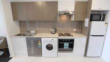Full-sized fridge, microwave, oven, stovetop