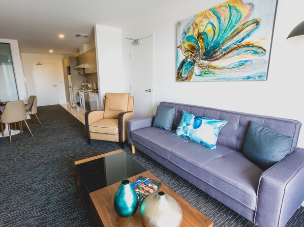 50-英寸纯平电视 （配备数码频道）、电视