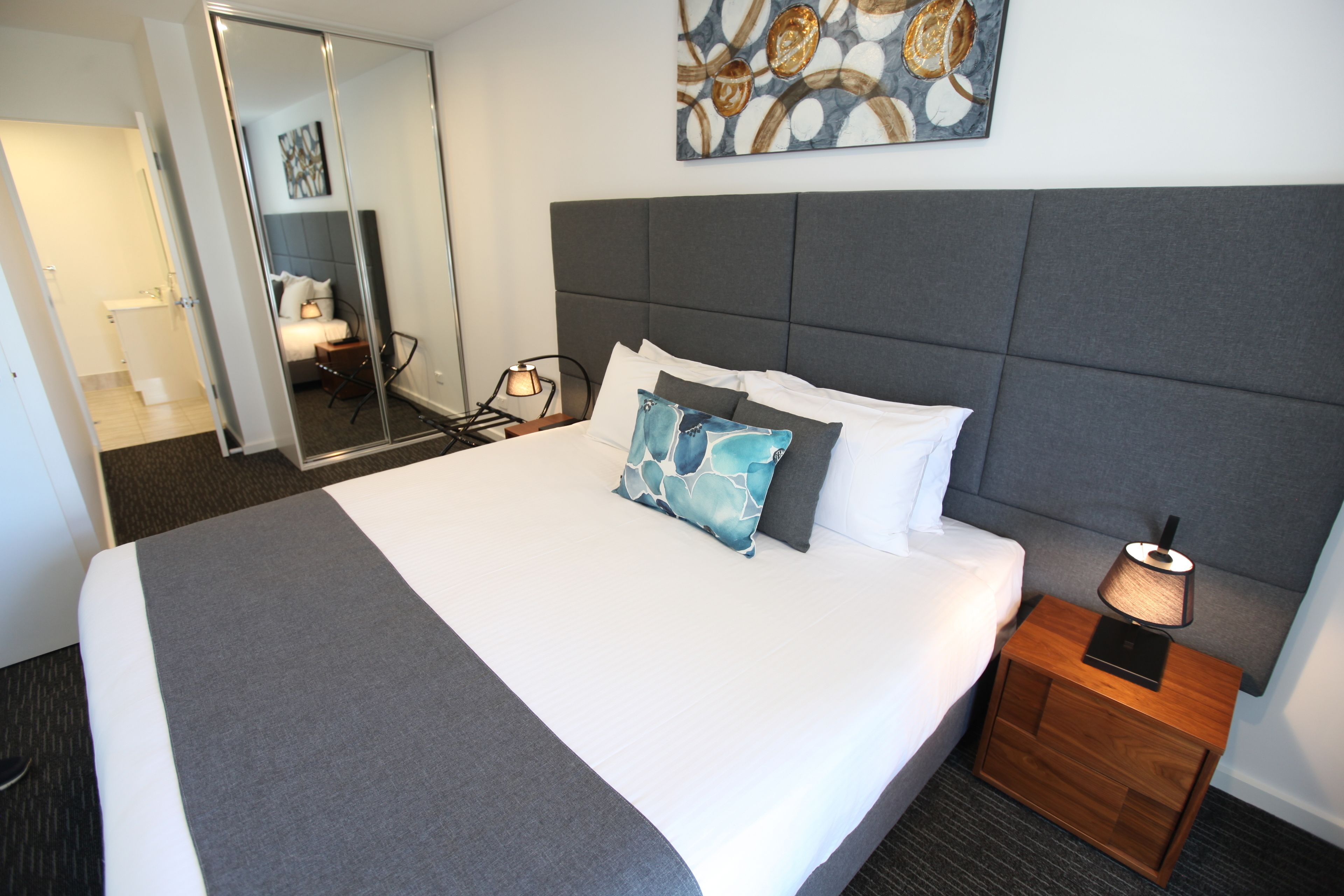 高档床上用品、办公桌、熨斗/熨衣板、婴儿床