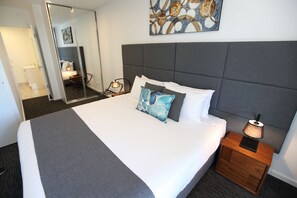 2 多间卧室、高档床上用品、办公桌、熨斗/熨衣板