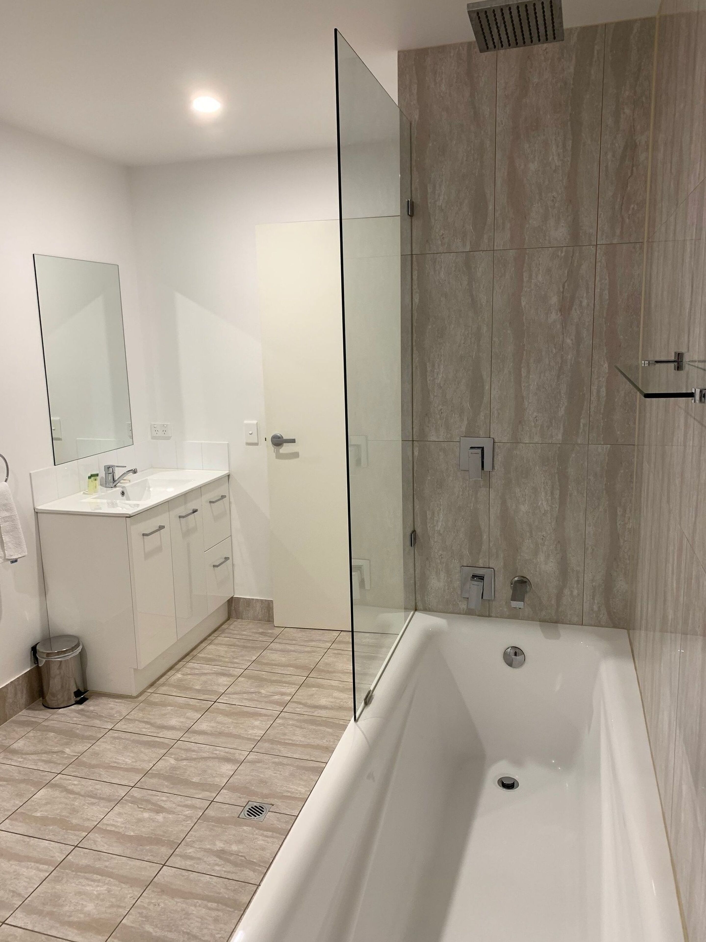 Deluxe 1 Bedroom Apartment - Non pet friendly | Bathroom