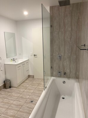Deluxe 1 Bedroom Apartment - Non pet friendly | Bathroom | Combined shower/tub, free toiletries, hair dryer, towels - The Palms Apartments (Kent Town)