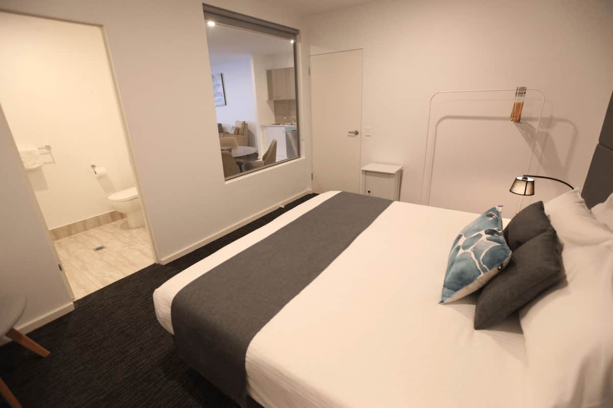 Premier 2 Bedroom 2 Bathroom Apartment - Non pet friendly | 2 bedrooms, premium bedding, desk, iron/ironing board