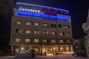 住宿正面 (夜晚)