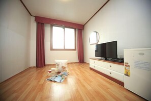 Room (Korean Ondol - 6 PY) | Living area | Flat-screen TV - Mangsang East House (Donghae)