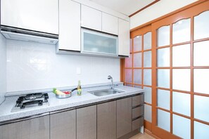 ルーム (Korean Ondol - 10 PY) | 専用キッチン | 大型冷蔵庫、電子レンジ、コンロ