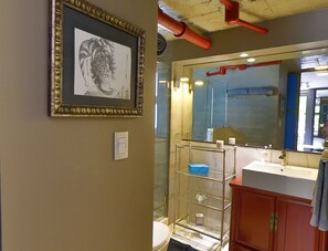 City-Apartment, 3 Schlafzimmer, Stadtblick | Badezimmer | Dusche, kostenlose Toilettenartikel, Haartrockner, Handtücher