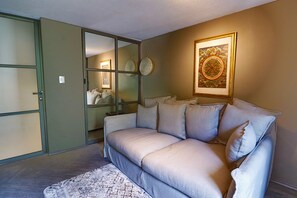 Departamento urbano, 3 habitaciones, vista a la ciudad | Área de sala de estar | Televisión de pantalla plana y Netflix