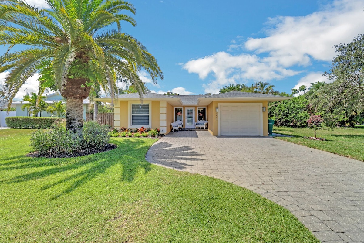 Photo 5 of Walk to Vanderbilt Beach! Private Heated Pool! Close to Mercato and Ritz Carlton