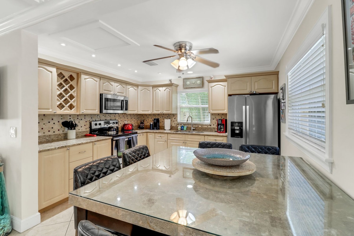 Photo 14 of Walk to Vanderbilt Beach! Private Heated Pool! Close to Mercato and Ritz Carlton
