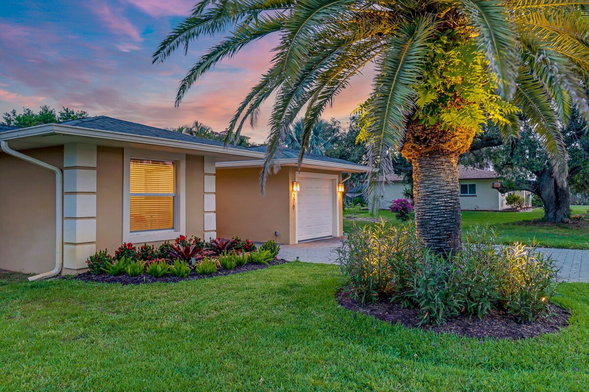 Photo 4 of Walk to Vanderbilt Beach! Private Heated Pool! Close to Mercato and Ritz Carlton