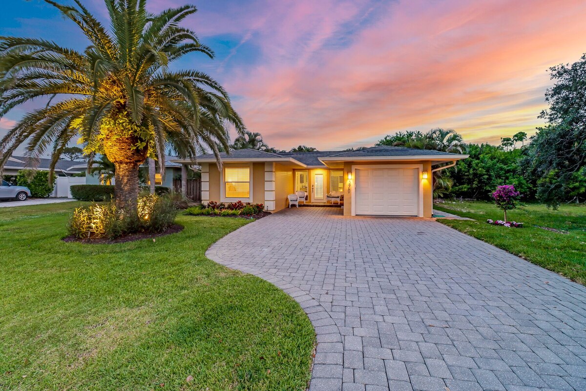 Walk to Vanderbilt Beach! Private Heated Pool! Close to Mercato and Ritz Carlton