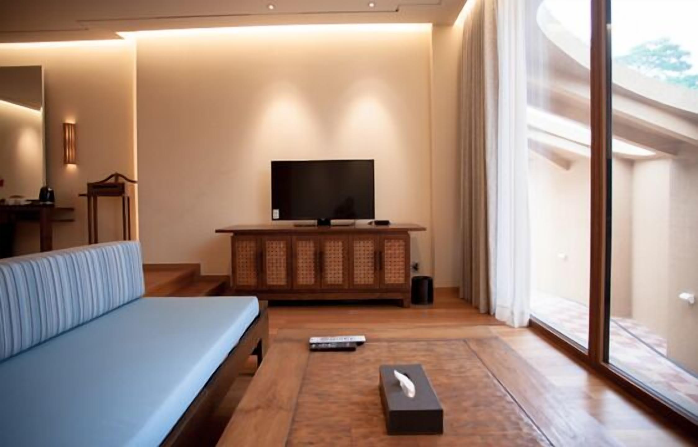 traditional room | living area | 40-inch flat-screen tv with cable channels, tv