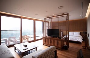A Type | Living area | 40-inch flat-screen TV with cable channels, TV