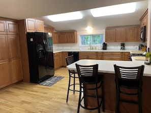 Een koelkast, een magnetron, een oven, een kookplaat