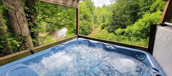 Hot Tub, River Views, Couples & Families!!!