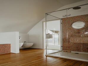 Bathtub, bidet