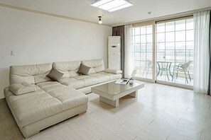 Leilighet – premier | Oppholdsområde | En 75-tommers Flatskjerm-TV med kabel-kanaler samt TV