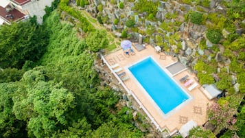 2 outdoor pools