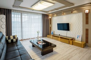 Toetasjesleilighet – executive, 5 soverom | Oppholdsområde | En 75-tommers Flatskjerm-TV med kabel-kanaler samt TV