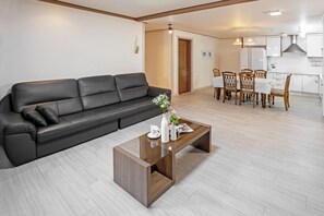 Familievilla, 4 soverom, balkong | Oppholdsområde | En 75-tommers Flatskjerm-TV med kabel-kanaler samt TV