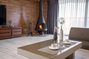 Suite, peis | Oppholdsrom | En 75-tommers Flatskjerm-TV med kabel-kanaler samt TV