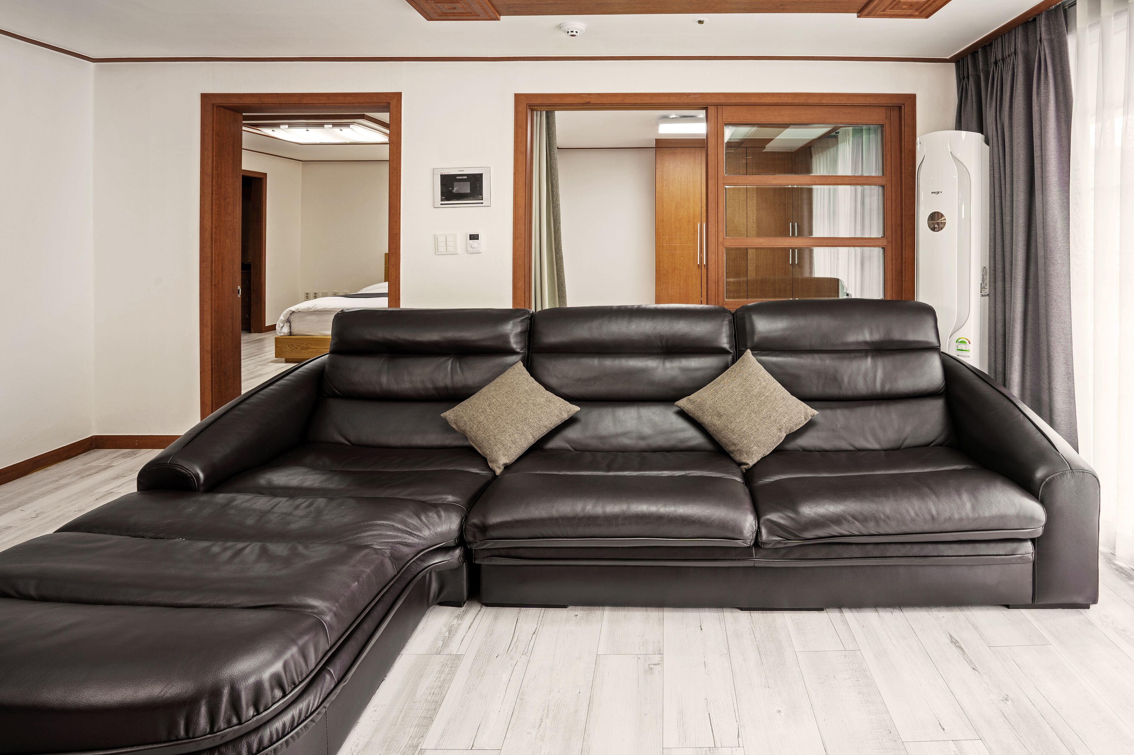 ファミリー アパートメント 3 ベッドルーム | リビング エリア | 75 インチの薄型テレビ (ケーブル放送視聴可)、テレビ