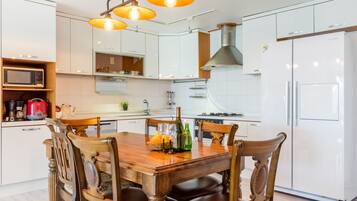 Vila Keluarga, 4 kamar tidur, balkon | Makan di kamar