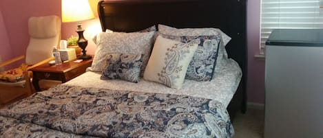 1 habitación, escritorio y tabla de planchar con plancha